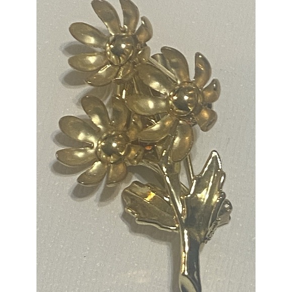 The Unbranded Brand Jewelry - Gold Tone Flower Pendant VTG